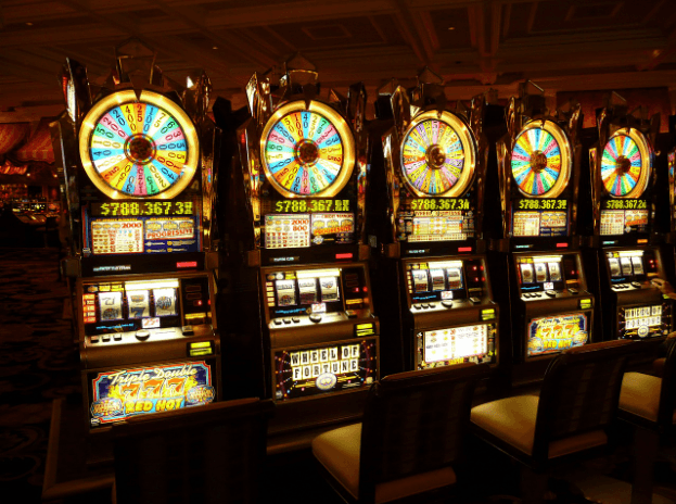 Як онлайн-казино перемагають наземні заклади